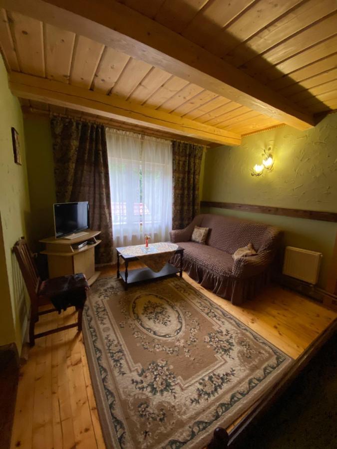 Hotel Садиба "У Чубчика" à Yaremtche Extérieur photo